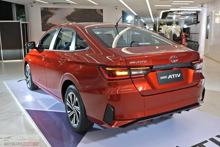 Tuy nhiên, bản Sport tiêu chuẩn không có anten hình vây cá trên nóc mà dùng loại que ngắn. Đằng sau Toyota Vios Sport 2023 là cụm đèn hậu LED nhưng không có đèn báo rẽ tuần tự như 2 bản cao cấp. Bên dưới cản sau cũng xuất hiện bộ khuếch tán gió giả như các phiên bản còn lại.