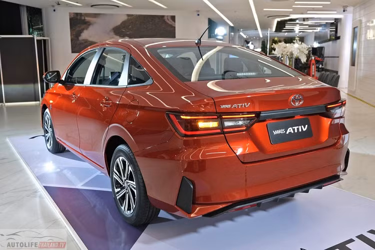 Tuy nhiên, bản Sport tiêu chuẩn không có anten hình vây cá trên nóc mà dùng loại que ngắn. Đằng sau Toyota Vios Sport 2023 là cụm đèn hậu LED nhưng không có đèn báo rẽ tuần tự như 2 bản cao cấp. Bên dưới cản sau cũng xuất hiện bộ khuếch tán gió giả như các phiên bản còn lại.