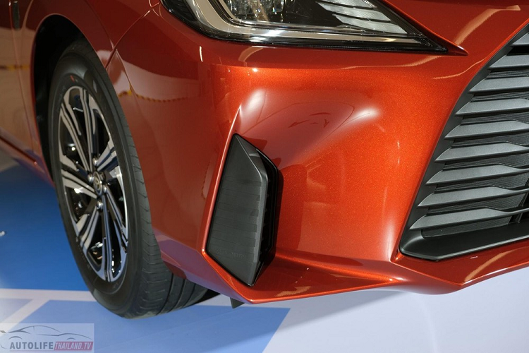 Nằm chính giữa đầu xe là lưới tản nhiệt cỡ lớn, được sơn màu đen thông thường thay vì đen bóng như 2 bản cao cấp Premium và Premium Luxury. Ngay cả chi tiết trang trí khe gió ở 2 góc cản trước...và trên cản sau cũng được sơn màu đen tương tự.