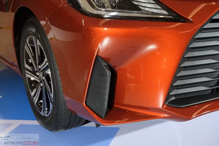 Nằm chính giữa đầu xe là lưới tản nhiệt cỡ lớn, được sơn màu đen thông thường thay vì đen bóng như 2 bản cao cấp Premium và Premium Luxury. Ngay cả chi tiết trang trí khe gió ở 2 góc cản trước...và trên cản sau cũng được sơn màu đen tương tự.