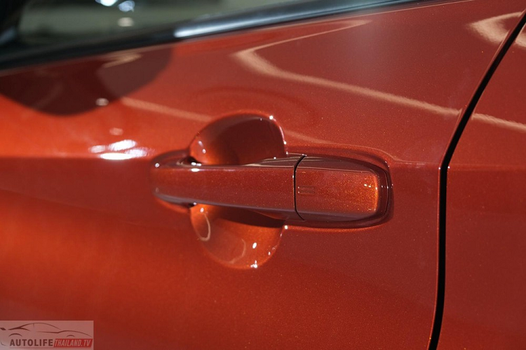 Điều thú vị là Toyota Vios Sport 2023 được trang bị vành la-zăng không khác gì bản cao cấp nhất. Đây là vành hợp kim 16 inch với thiết kế 7 chấu, sơn 2 màu thể thao. Bộ vành này đi với lốp Yokohama có kích cỡ 195/60R16, giống hệt bản Smart cao cấp hơn. Thêm vào đó là ốp gương chiếu hậu và tay nắm cửa sơn cùng màu thân xe,...