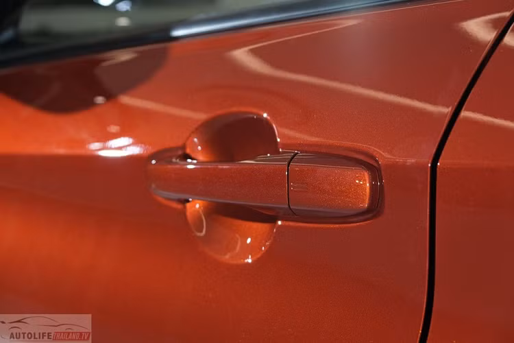 Điều thú vị là Toyota Vios Sport 2023 được trang bị vành la-zăng không khác gì bản cao cấp nhất. Đây là vành hợp kim 16 inch với thiết kế 7 chấu, sơn 2 màu thể thao. Bộ vành này đi với lốp Yokohama có kích cỡ 195/60R16, giống hệt bản Smart cao cấp hơn. Thêm vào đó là ốp gương chiếu hậu và tay nắm cửa sơn cùng màu thân xe,...