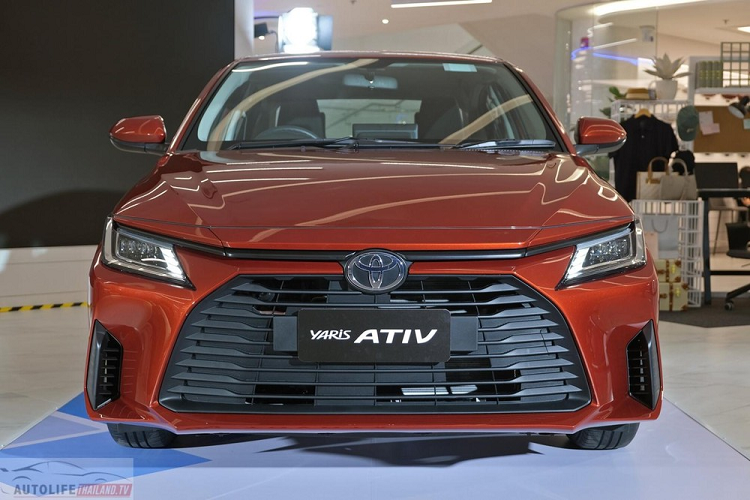 Lượng xăng tiêu thụ trung bình của xe là 23,3 km/lít (khoảng 4,29 lít/100 km). Toyota Vios Sport 2023 có 6 màu sơn ngoại thất là cam Orange Spicy Scarlet (mới), xám Urban Metal Gray (mới), bạc Silver Metal Stream Metallic, đen Attitude Black Mica, đỏ Red Mica Metallic và trắng Super White.