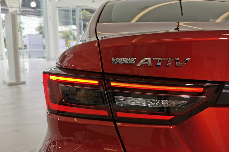 Bên trong xe, Toyota Vios 2023 bản tiêu chuẩn chỉ được trang bị ghế bọc nỉ màu đen với ghế lái chỉnh độ cao. Trong khi đó, mặt táp-lô được bọc da màu nâu với chỉ khâu trang trí màu xám. Bệ tì tay trên tappi cửa làm từ nhựa urethane màu nâu và tay nắm cửa trong xe không mạ crôm nên trông "kém sang" hơn các phiên bản còn lại.