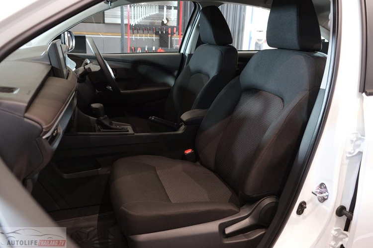 Tiếp đến là vô lăng bọc nhựa urethane với những chi tiết ốp trang trí màu bạc. Vô lăng có thể chỉnh 4 hướng nhưng chỉ tích hợp một vài phím chức năng như chỉnh âm thanh hoặc đàm thoại nên trông khá trống trải. Phía sau vô lăng là bảng đồng hồ dạng analogue với màn hình đa thông tin nằm ở góc bên phải.