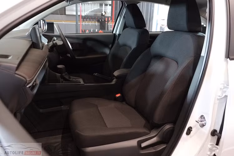 Tiếp đến là vô lăng bọc nhựa urethane với những chi tiết ốp trang trí màu bạc. Vô lăng có thể chỉnh 4 hướng nhưng chỉ tích hợp một vài phím chức năng như chỉnh âm thanh hoặc đàm thoại nên trông khá trống trải. Phía sau vô lăng là bảng đồng hồ dạng analogue với màn hình đa thông tin nằm ở góc bên phải.