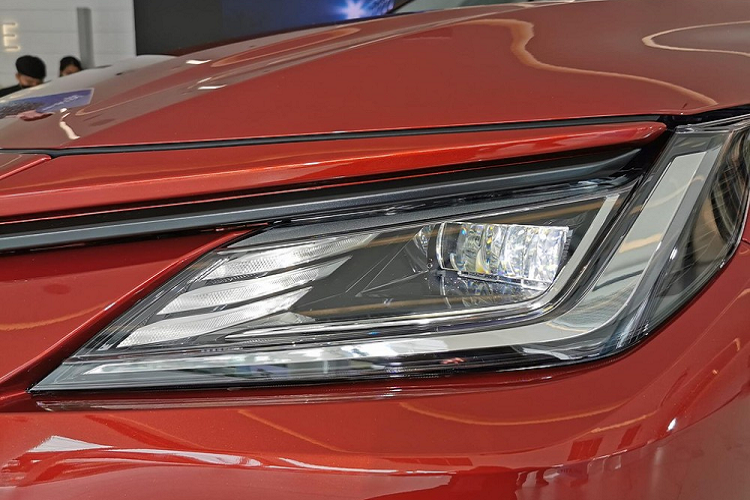 Thông thường, bản tiêu chuẩn của các mẫu xe bình dân sẽ có thiết kế ngoại thất "phèn" hơn với đèn pha Halogen, vành thép cỡ nhỏ hơn hoặc thậm chí cản trước/sau không sơn màu. Tuy nhiên, Toyota không áp dụng công thức tương tự với Vios 2023 bản Sport tiêu chuẩn. Điều này khiến Toyota Vios Sport 2023 mới trở nên hấp dẫn hơn với những người chạy dịch vụ.