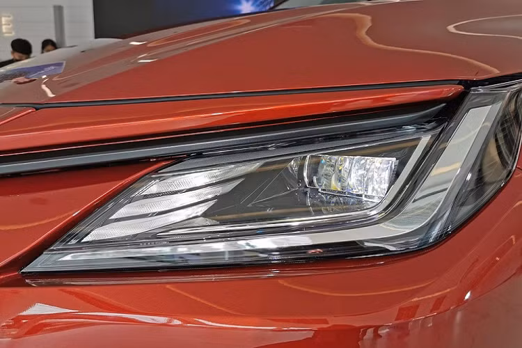 Thông thường, bản tiêu chuẩn của các mẫu xe bình dân sẽ có thiết kế ngoại thất "phèn" hơn với đèn pha Halogen, vành thép cỡ nhỏ hơn hoặc thậm chí cản trước/sau không sơn màu. Tuy nhiên, Toyota không áp dụng công thức tương tự với Vios 2023 bản Sport tiêu chuẩn. Điều này khiến Toyota Vios Sport 2023 mới trở nên hấp dẫn hơn với những người chạy dịch vụ.