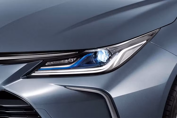 Cụ thể việc thiết kế cột A sẽ được thu nhỏ, trọng tâm lái đặt thấp hơn giúp cải thiện được tầm quan sát. Xe sẽ được trang bị hệ thống đèn full LED, tích hợp đèn pha tự động thích ứng trên bản 1.8V và 1.8HV, đây cũng là tính năng thuộc gói công nghệ Toyota Safety Sense.