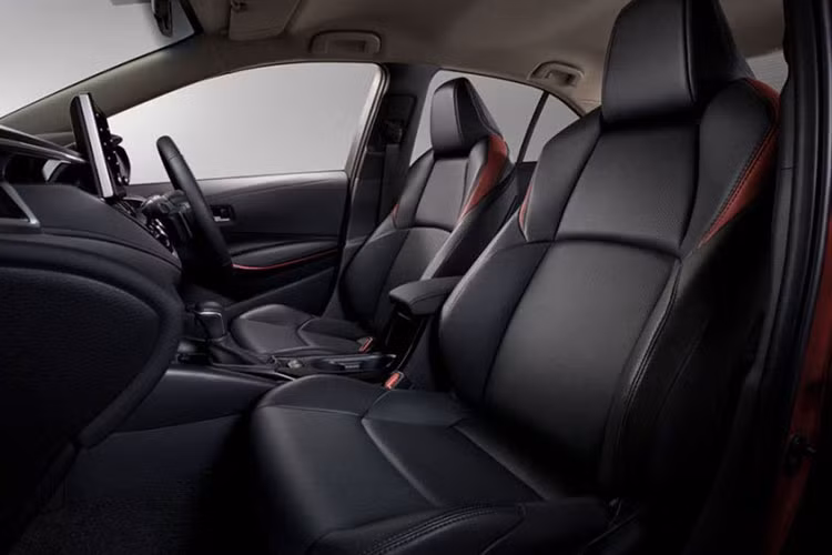 Được biết, cách sắp xếp phiên bản của Toyota Corolla Altis 2022 mới sắp về Việt Nam cũng sẽ có sự thay đổi, gồm có 1.8G, 1.8V và 1.8HV tương tự như mẫu C-SUV Toyota Corolla Cross.