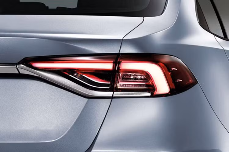 Mâm hợp kim có 2 kích thước, thứ nhất là 16 inch cho bản 1.8G tiêu chuẩn và 17 inch cho 2 phiên bản còn lại. Ngoài ra, gương chiếu hậu trên bản 1.8HV còn có tính năng tự động điều chỉnh khi lùi giống xe ở thị trường Thái Lan.