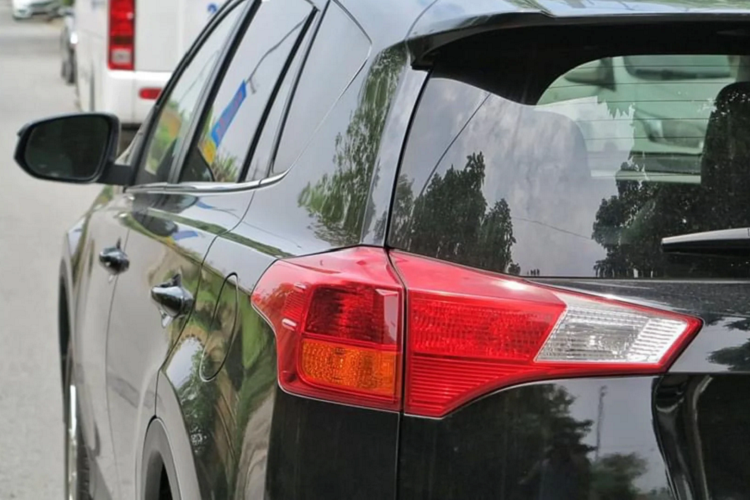 Làm so sánh, giá bán của chiếc CUV 7 năm tuổi này ngang giá “đập hộp” xe mới cùng phân khúc như Mazda CX-5 phiên bản 2.5 Signature Premium AWD có giá niêm yết 1,059 tỷ đồng.