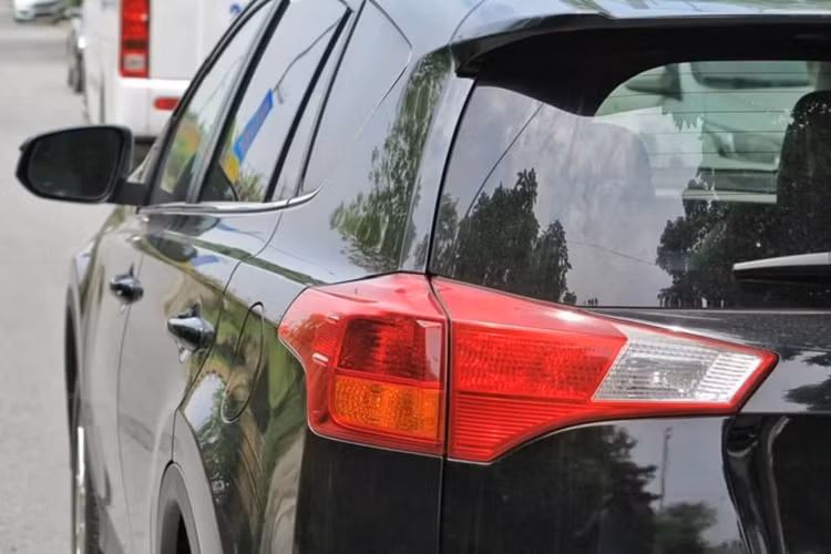 Làm so sánh, giá bán của chiếc CUV 7 năm tuổi này ngang giá “đập hộp” xe mới cùng phân khúc như Mazda CX-5 phiên bản 2.5 Signature Premium AWD có giá niêm yết 1,059 tỷ đồng.