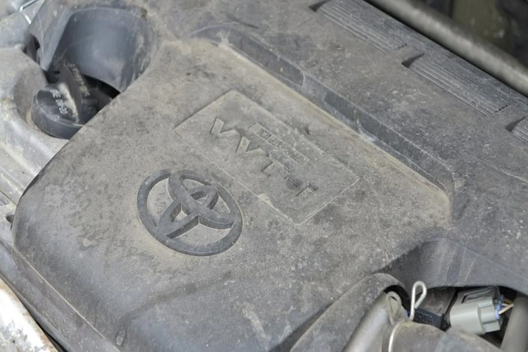 Hiện tại, nếu muốn sở hữu một chiếc Toyota RAV4 thế hệ mới nhập Mỹ đời 2021 – 2022, khách hàng Việt sẽ phải chi hơn 2 tỷ đồng – ngang giá một chiếc xe sang như Mercedes-Benz GLC. Nhưng nếu yêu thích dòng xe này, người mua có thể tìm đến các đời cũ hơn, đơn cử như chiếc RAV4 phiên bản LE đời 2015 này đang được chào bán với giá 1,055 tỷ đồng.