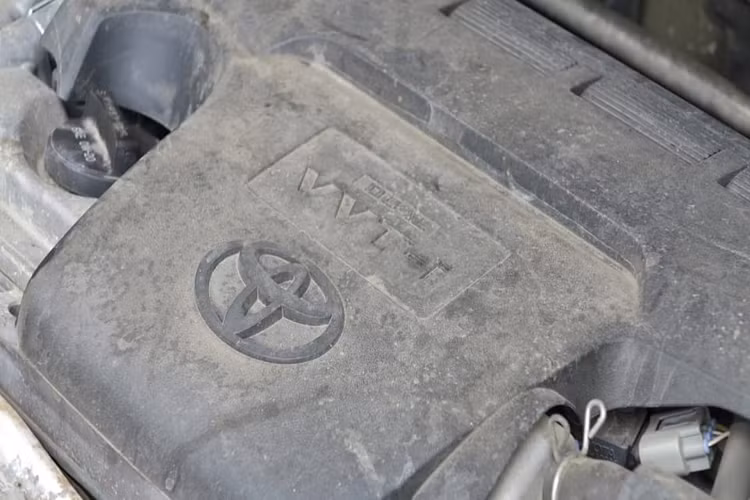 Hiện tại, nếu muốn sở hữu một chiếc Toyota RAV4 thế hệ mới nhập Mỹ đời 2021 – 2022, khách hàng Việt sẽ phải chi hơn 2 tỷ đồng – ngang giá một chiếc xe sang như Mercedes-Benz GLC. Nhưng nếu yêu thích dòng xe này, người mua có thể tìm đến các đời cũ hơn, đơn cử như chiếc RAV4 phiên bản LE đời 2015 này đang được chào bán với giá 1,055 tỷ đồng.