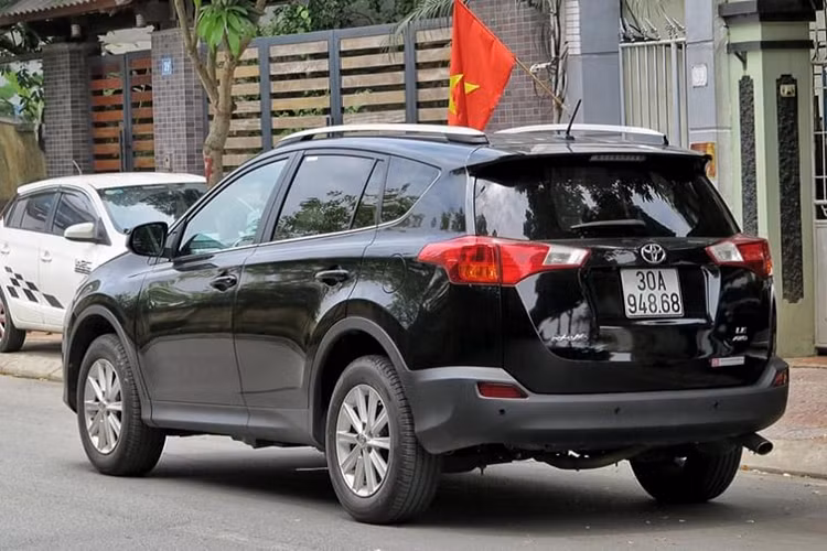 Ở thời điểm mới về Việt nam, trên thị trường có rất sự lựa chọn CUV 5 chỗ và mẫu xe Toyota RAV4 nhập Mỹ trở thành một lựa chọn dành cho những khách hàng có điều kiện kinh tế khá giả, yêu thích xài xe nhập.