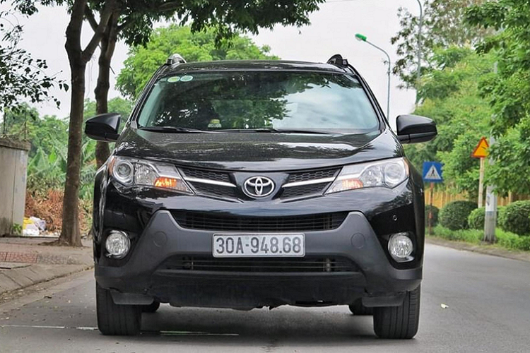 Với giá bán ngang với Mazda CX-5 2.5 Signature Premium AWD mới, có thể nói Toyota RAV4 LE đời 2015 này chắn chắn sẽ không phải là lựa chọn của số đông người mua xe. Dòng xe này chỉ thích hợp dành cho tệp khách hàng yêu thích xe Toyota nhập Mỹ, muốn sở hữu một mẫu xe có độ bền cao, thích sở hữu một mẫu xe độc đáo và khác biệt.