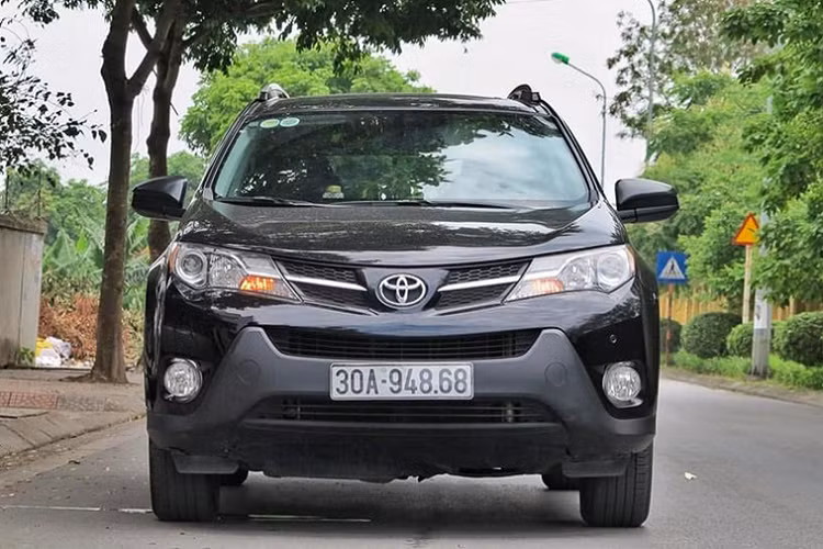 Với giá bán ngang với Mazda CX-5 2.5 Signature Premium AWD mới, có thể nói Toyota RAV4 LE đời 2015 này chắn chắn sẽ không phải là lựa chọn của số đông người mua xe. Dòng xe này chỉ thích hợp dành cho tệp khách hàng yêu thích xe Toyota nhập Mỹ, muốn sở hữu một mẫu xe có độ bền cao, thích sở hữu một mẫu xe độc đáo và khác biệt.