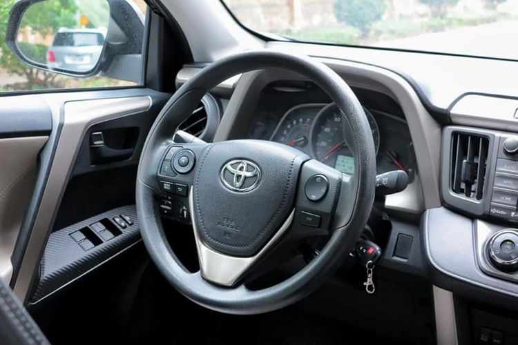 Toyota RAV4 đời 2015 phiên bản LE nàu được trang bị tiện nghi đủ dùng như vô lăng bọc da, tích hợp nút bấm và Cruise Control, điều hoà chỉnh cơ, khởi động bằng chìa khoá. Đồng hồ hỗ trợ lái kiểu analog. Trang bị 6 loa, AM/FM/CD/MP3/WMA stereo radio, màn hình hiển thị thông tin trung tâm.