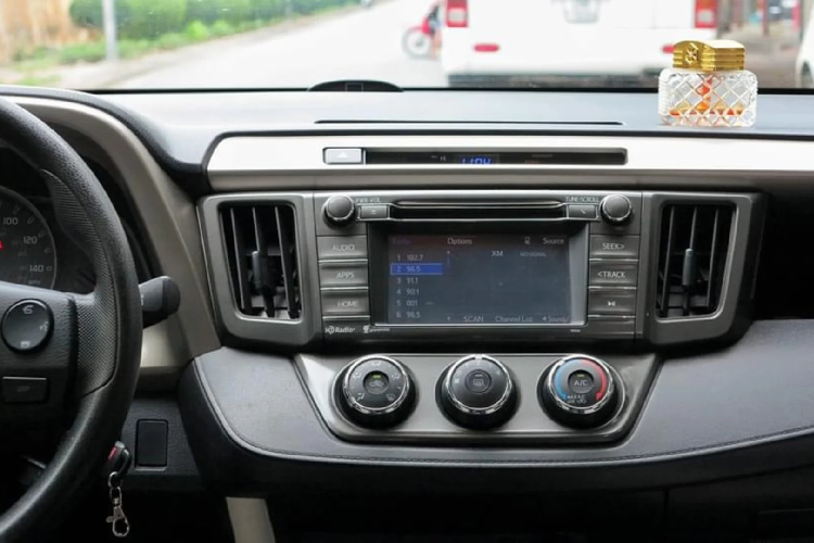 Với giá bán ngang với Mazda CX-5 2.5 Signature Premium AWD mới, có thể nói Toyota RAV4 LE đời 2015 này chắn chắn sẽ không phải là lựa chọn của số đông người mua xe. Dòng xe này chỉ thích hợp dành cho tệp khách hàng yêu thích xe Toyota nhập Mỹ, muốn sở hữu một mẫu xe có độ bền cao, thích sở hữu một mẫu xe độc đáo và khác biệt.