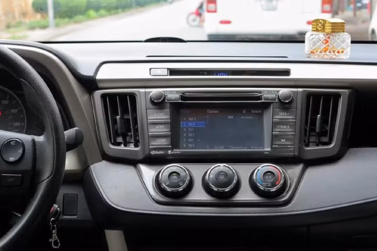 Với giá bán ngang với Mazda CX-5 2.5 Signature Premium AWD mới, có thể nói Toyota RAV4 LE đời 2015 này chắn chắn sẽ không phải là lựa chọn của số đông người mua xe. Dòng xe này chỉ thích hợp dành cho tệp khách hàng yêu thích xe Toyota nhập Mỹ, muốn sở hữu một mẫu xe có độ bền cao, thích sở hữu một mẫu xe độc đáo và khác biệt.