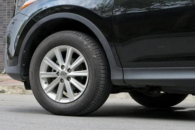 Toyota RAV4 đời 2015 phiên bản này sử dụng động cơ xăng 4cyl thẳng hàng, dung tích 2.5L hút khí tự nhiên (N/A) cho công suất tối đa 176 mã lực tại 6.000 vòng/phút và mô-men xoắn cực đại 233Nm đạt được tại 4.100 vòng/phút. Sức mạnh được truyền xuống bốn bánh (AWD) thông qua hộp số tự động 6 cấp (6AT).