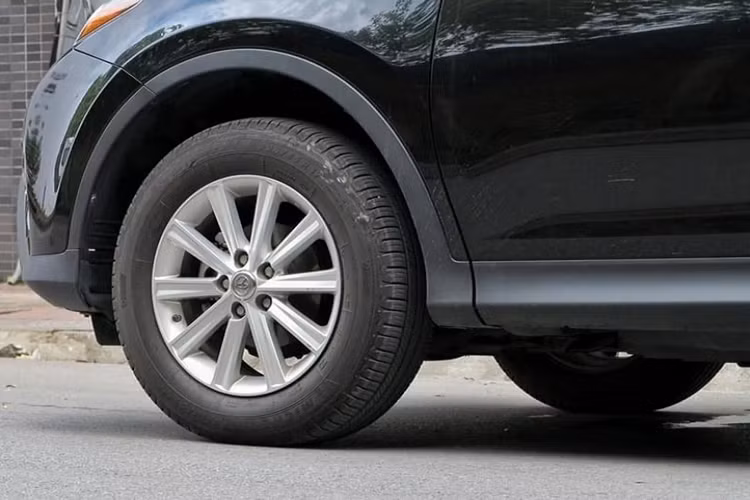 Toyota RAV4 đời 2015 phiên bản này sử dụng động cơ xăng 4cyl thẳng hàng, dung tích 2.5L hút khí tự nhiên (N/A) cho công suất tối đa 176 mã lực tại 6.000 vòng/phút và mô-men xoắn cực đại 233Nm đạt được tại 4.100 vòng/phút. Sức mạnh được truyền xuống bốn bánh (AWD) thông qua hộp số tự động 6 cấp (6AT).