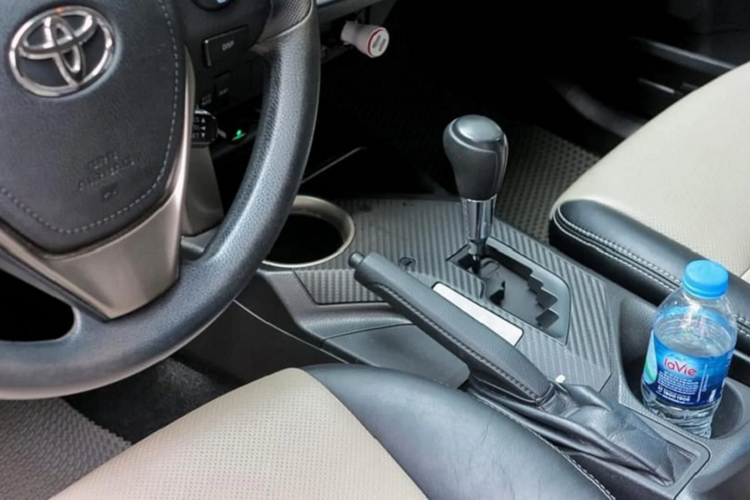 Là một mẫu xe nhập Mỹ, RAV4 đời 2015 là mẫu xe có tiêu chuẩn an toàn cao với 8 túi khí, neo ISOFIX ghế bảo vệ trẻ em, cảnh báo chệch làn đường và giám sát điểm mù. Bên cạnh các công nghệ an toàn chủ động như: chống bó cứng phanh, hỗ trợ phanh, phân phối lực phanh điện tử, kiểm soát ổn định thân xe, kiểm soát lực kéo chủ động...