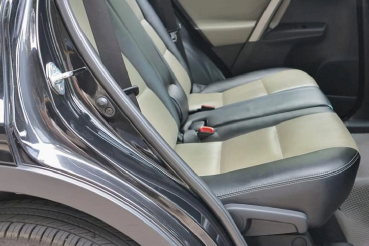 Mặc dù rẻ khoảng 1 nửa so với RAV4 đời mới, nhưng giá bán ngoài 1 tỷ đồng cho RAV4 đời cũ thì không phải ai cũng dám chơi, vì tầm giá này người mua “dư sức” lựa chọn xe mới cùng phân khúc như: Honda CR-V, Mazda CX-5, MG HS hay Hyundai Tucson.