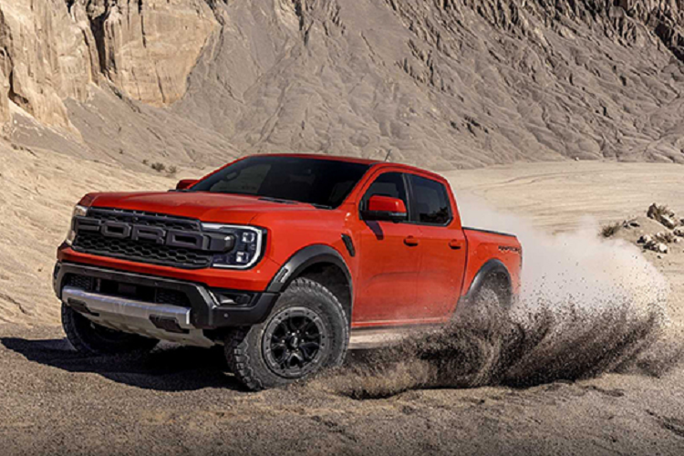 Nhìn vào Ford Ranger 2023 mới ra mắt, nhiều khả năng khi được mở bán tại Việt Nam, trang bị an toàn của Ford Ranger Raptor 2023 cũng sẽ tương đối đầy đủ với các tính năng đáng chú ý như phanh tay điện tử, hỗ trợ giữ làn đường, phanh khẩn cấp tự động tích hợp phát hiện người đi bộ, cảnh báo va chạm phía trước tích hợp hỗ trợ phanh