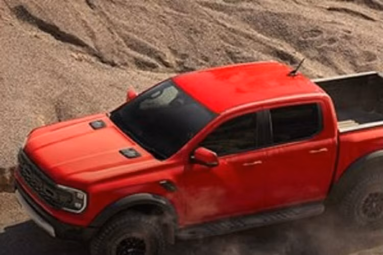 Một số tiện nghi trên Ranger Raptor 2023 tại thị trường Thái Lan gồm có màn hình giải trí 12,4 inch đặt dọc có kết nối Apple CarPlay/Android Auto và tích hợp hệ thống giải trí SYNC 4, 10 loa Bang &amp; Olufsen, sưởi vô lăng, hàng ghế đầu chỉnh điện 10 hướng, sạc điện thoại không dây, điều hòa tự động 2 vùng độc lập, gương chiếu hậu chống chói tự động, các cổng USB và ổ điện.