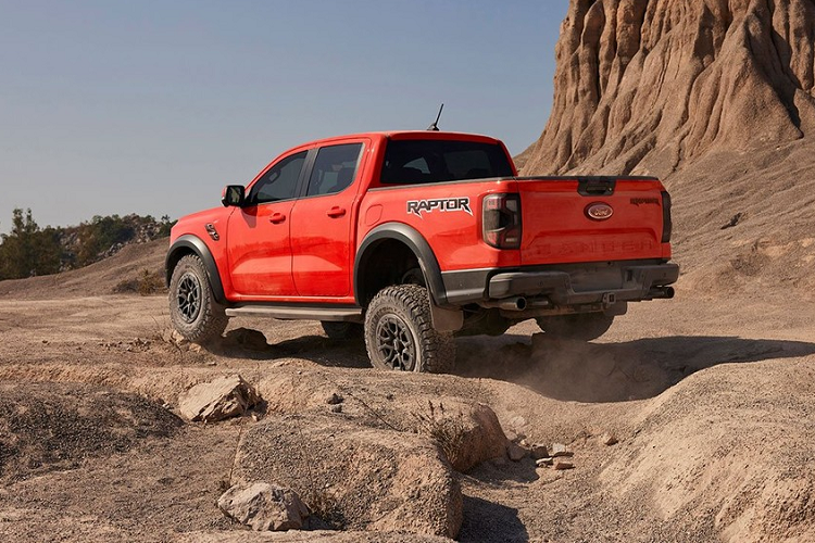 Đi cùng với khối động cơ mạnh mẽ, Ranger Raptor 2023 cũng sẽ có nhiều trang bị phục vụ việc off-road để xứng với danh hiệu “bán tải hiệu suất cao”, ví dụ như hệ thống treo độc lập phía trước với tay đòn bằng nhôm 2 lớp và giảm xóc FOX Live Valve 2,5 inch, đằng sau là hệ thống treo dạng lò xo trụ với giảm xóc FOX Live Valve 2,5 inch và liên kết Watt.