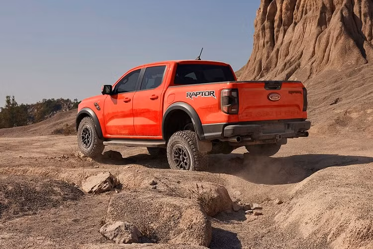 Đi cùng với khối động cơ mạnh mẽ, Ranger Raptor 2023 cũng sẽ có nhiều trang bị phục vụ việc off-road để xứng với danh hiệu “bán tải hiệu suất cao”, ví dụ như hệ thống treo độc lập phía trước với tay đòn bằng nhôm 2 lớp và giảm xóc FOX Live Valve 2,5 inch, đằng sau là hệ thống treo dạng lò xo trụ với giảm xóc FOX Live Valve 2,5 inch và liên kết Watt.