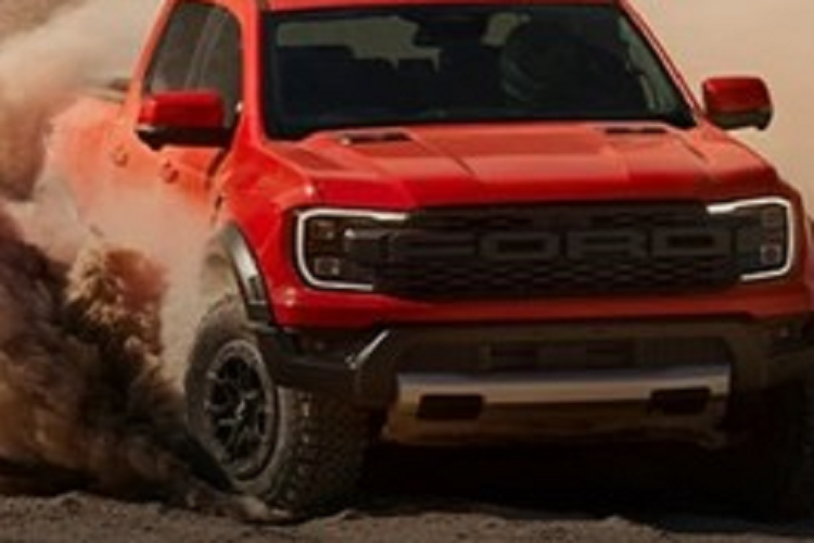 Trong đó, hành trình của hệ thống treo trước được tăng lên 290 mm còn treo sau tăng lên 250 mm. Nội thất của Ford Ranger Raptor 2023 cũng sẽ có các thiết kế giống với bản Ranger thường hay mẫu SUV Ford Everest 2023 nhưng sẽ có thêm một số chi tiết thể thao hơn như ghế ngồi ôm lưng dạng xe đua có logo Raptor.