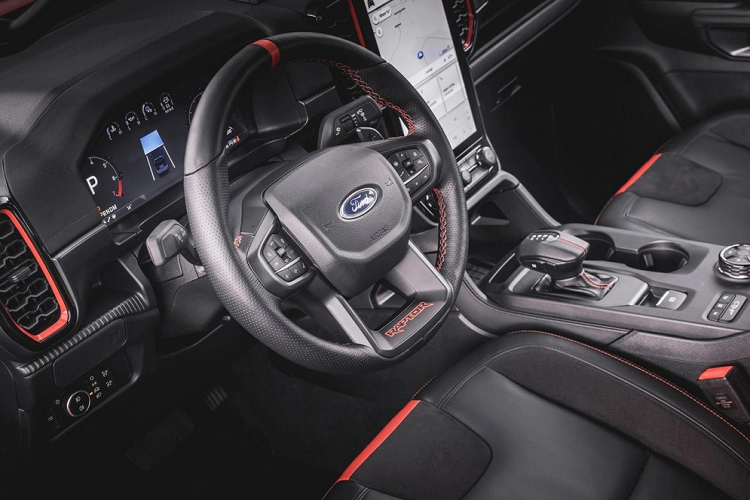 Được phát triển trên Ranger, thiết kế của Ford Ranger Raptor 2023 cũng bắt mắt hơn với nhiều đường nét cơ bắp. Mặt trước của xe gây ấn tượng với cụm đèn LED chữ “C” hiển nhiên cũng sẽ được tích hợp công nghệ LED Ma Trận, lưới tản nhiệt “hoành tráng” hơn bản thường với logo “Ford” cỡ lớn nằm giữa.