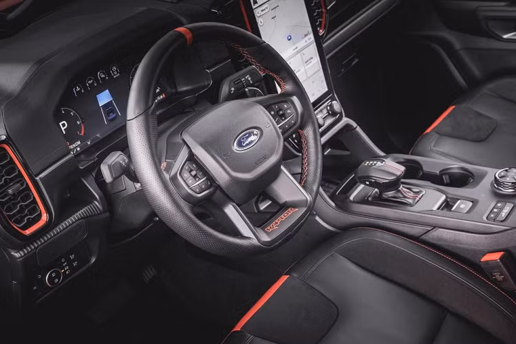 Được phát triển trên Ranger, thiết kế của Ford Ranger Raptor 2023 cũng bắt mắt hơn với nhiều đường nét cơ bắp. Mặt trước của xe gây ấn tượng với cụm đèn LED chữ “C” hiển nhiên cũng sẽ được tích hợp công nghệ LED Ma Trận, lưới tản nhiệt “hoành tráng” hơn bản thường với logo “Ford” cỡ lớn nằm giữa.