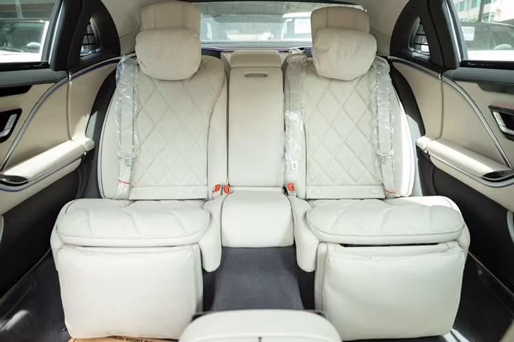 Một số trang bị nổi bật có thể kể đến trên Mercedes-Maybach S450 4MATIC gồm: hệ thống âm thanh vòm Burmester® 3D với 15 loa và công suất tối đa 710 watt, màn hình cảm ứng trung tâm 12,8-inch công nghệ OLED hỗ trợ kết nối kết nối Apple CarPlay/Android Auto, chức năng điều khiển bằng cử chỉ MBUX Interior Assistant, hệ thống chống ồn chủ động Active Noise Cancelling…