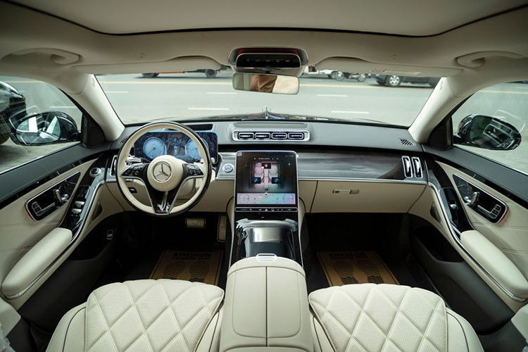 Sự sang trọng, đẳng cấp, xa hoa trên dòng Maybach S-Class đều được thể hiện ở bên trong khoang cabin. Nội thất của Maybach S450 4MATIC có các tùy chọn nội thất da Nappa cao cấp bao gồm các màu: Đen, Nâu Sienna, Kem Macchiato, Xám Silver.