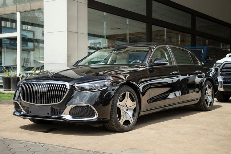 Mới đây, mẫu sedan siêu sang Mercedes-Maybach S450 4MATIC 2022 mới đã chính thức có mặt tại thị trường Việt Nam. Nhìn từ bên ngoài, Mercedes-Maybach S450 4MATIC cho chúng ta thấy được sự đẳng cấp, sang trọng qua những đường nét thiết kế mềm mại, tinh xảo.