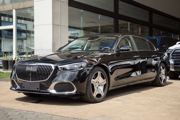 Mới đây, mẫu sedan siêu sang Mercedes-Maybach S450 4MATIC 2022 mới đã chính thức có mặt tại thị trường Việt Nam. Nhìn từ bên ngoài, Mercedes-Maybach S450 4MATIC cho chúng ta thấy được sự đẳng cấp, sang trọng qua những đường nét thiết kế mềm mại, tinh xảo.