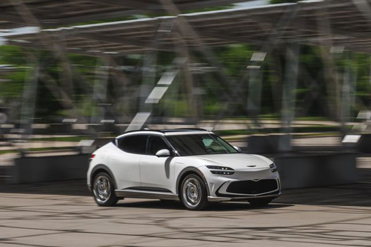 Giá xe Genesis GV60 2023 khởi điểm từ 58.890 USD (tương đương 1,36 tỷ đồng) tại thị trường Mỹ. Mức giá này chưa bao gồm phí vận chuyển 1,090 USD, khiến giá xe đội lên 59.980 USD (1,38 tỷ đồng).