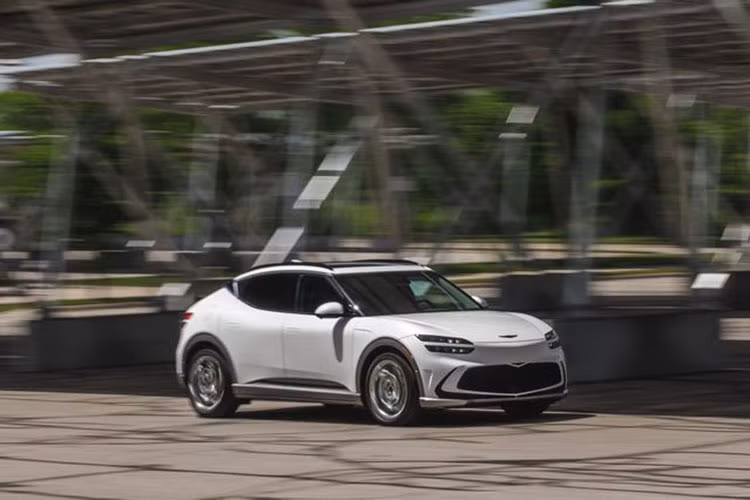 Giá xe Genesis GV60 2023 khởi điểm từ 58.890 USD (tương đương 1,36 tỷ đồng) tại thị trường Mỹ. Mức giá này chưa bao gồm phí vận chuyển 1,090 USD, khiến giá xe đội lên 59.980 USD (1,38 tỷ đồng).