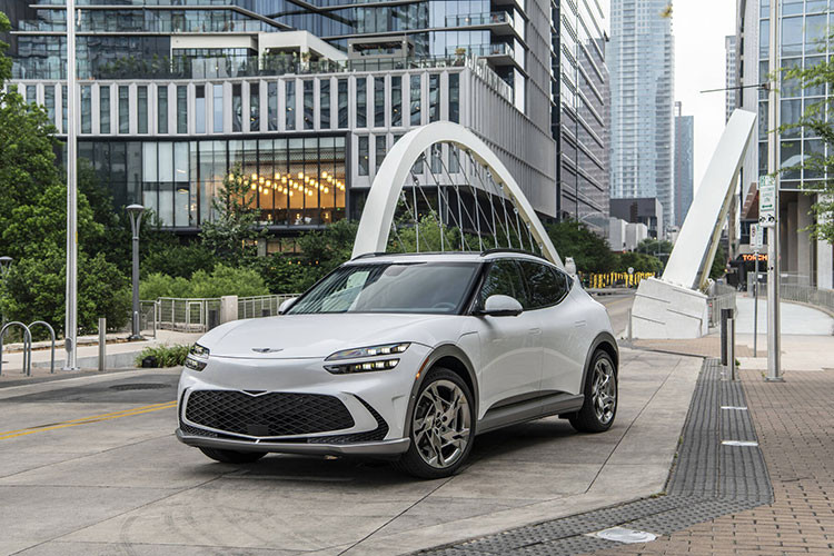 Không phải là chiếc xe thuần điện đầu tiên của thương hiệu Hàn Quốc nhưng Genesis GV60 chạy điện lại sở hữu hàng loạt công nghệ sáng tạo chưa từng thấy, bao gồm cần số Crystal Sphere - quả cầu pha lê.