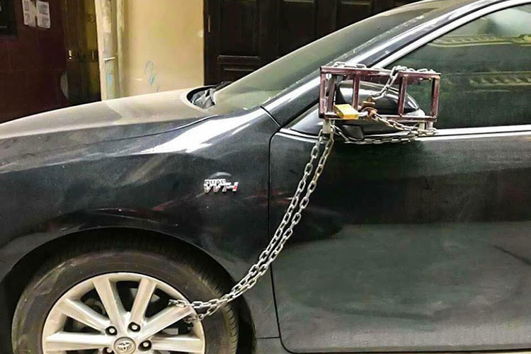 Dù chỉ là một phụ tùng nhỏ nhưng gương chiếu hậu xe ôtô lại là miếng mồi béo bở của giới đạo chích, chỉ cần trong tích tắc là cặp gương của chiếc xế hộp đã bị bẻ một cách dễ dàng.