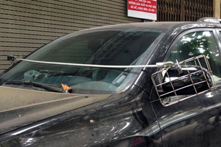 Bởi vậy, để tự bảo vệ tài sản của mình hoặc "chữa cháy" khi bị bẻ gương xe ôtô, nhiều người đã nghĩ ra nhiều phương pháp bảo vệ gương vô cùng độc đáo và "không giống ai".