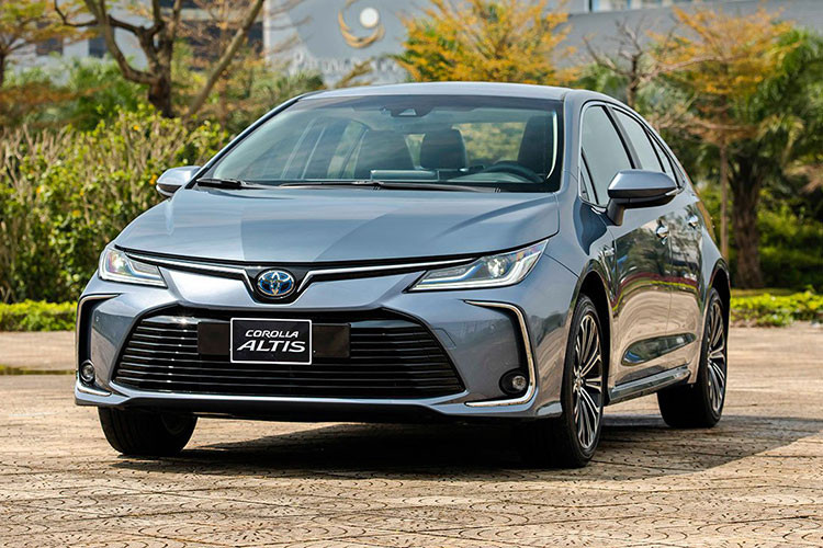 Toyota Corolla Altis giảm giá khoảng 30 triệu đồng đối với phiên bản 1.8G và Vios được giảm khoảng 40 triệu đồng (tuỳ thuộc từng đại lý). Hiện Toyota Việt Nam vẫn đang tiếp tục triển khai "Chương trình khuyến mãi tháng 8/2022" cho nhiều mẫu xe của mình.