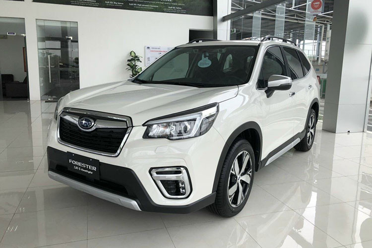 Trong khi đó, Subaru Forester bản 2.0i-S EyeSight được giảm giá 184 triệu đồng tiền mặt và nhận được hàng loạt quà tặng đặc biệt gồm: Màn hình đa phương tiện có kết nối Apple CarPlay và Android Auto (25 triệu đồng); Bảo dưỡng miễn phí 01 năm (9 triệu đồng); Gập gương tự động và Hệ thống khóa cửa tự động tích hợp cảnh báo an ninh thông minh (12 triệu đồng), nâng tổng ưu đãi tới 230 triệu đồng.