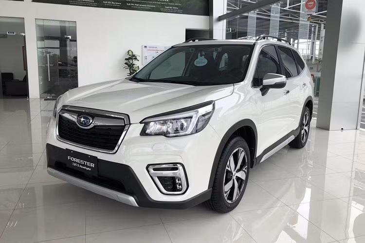 Trong khi đó, Subaru Forester bản 2.0i-S EyeSight được giảm giá 184 triệu đồng tiền mặt và nhận được hàng loạt quà tặng đặc biệt gồm: Màn hình đa phương tiện có kết nối Apple CarPlay và Android Auto (25 triệu đồng); Bảo dưỡng miễn phí 01 năm (9 triệu đồng); Gập gương tự động và Hệ thống khóa cửa tự động tích hợp cảnh báo an ninh thông minh (12 triệu đồng), nâng tổng ưu đãi tới 230 triệu đồng.