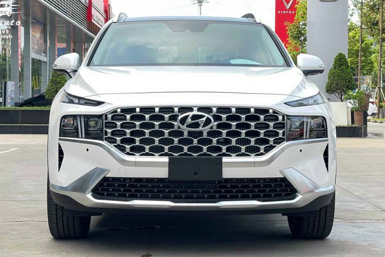 Đặc biệt, Hyundai SantaFe là mẫu xe luôn trong tình trạng khan hiếm trong những tháng trước đó thì hiện tại đã có đủ xe để cung cấp đến người dùng, tuy nhiên trong thnags 8/2022 mẫu xe này cũng đang được giảm giá lên tới 35 triệu đồng.