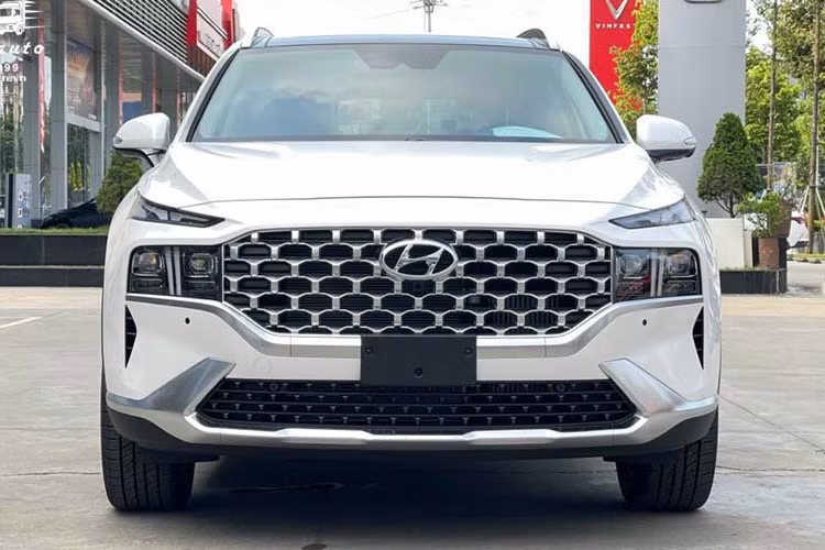 Đặc biệt, Hyundai SantaFe là mẫu xe luôn trong tình trạng khan hiếm trong những tháng trước đó thì hiện tại đã có đủ xe để cung cấp đến người dùng, tuy nhiên trong thnags 8/2022 mẫu xe này cũng đang được giảm giá lên tới 35 triệu đồng.